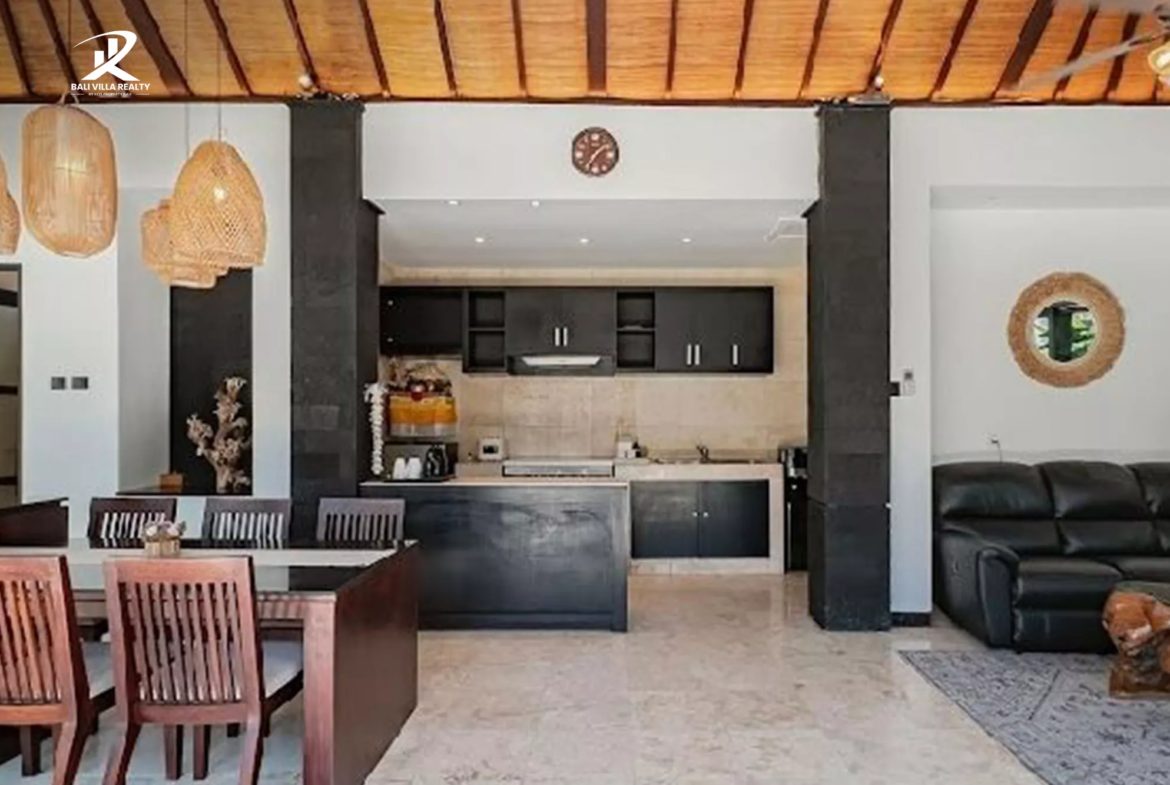 4BR Freehold Balinese Villa with Swimming Pool in Kerobokan