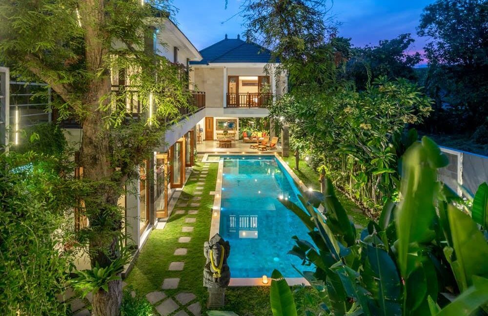 Grand Elite 3-Bedroom Villa with Rooftop Bliss and High Returns in the Heart of Seminyak