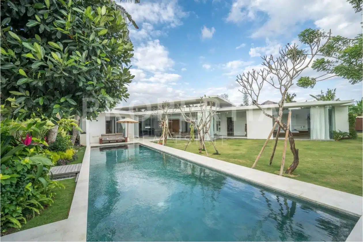 Spacious 5-Bedroom Freehold Family Villa in Tranquil Babakan