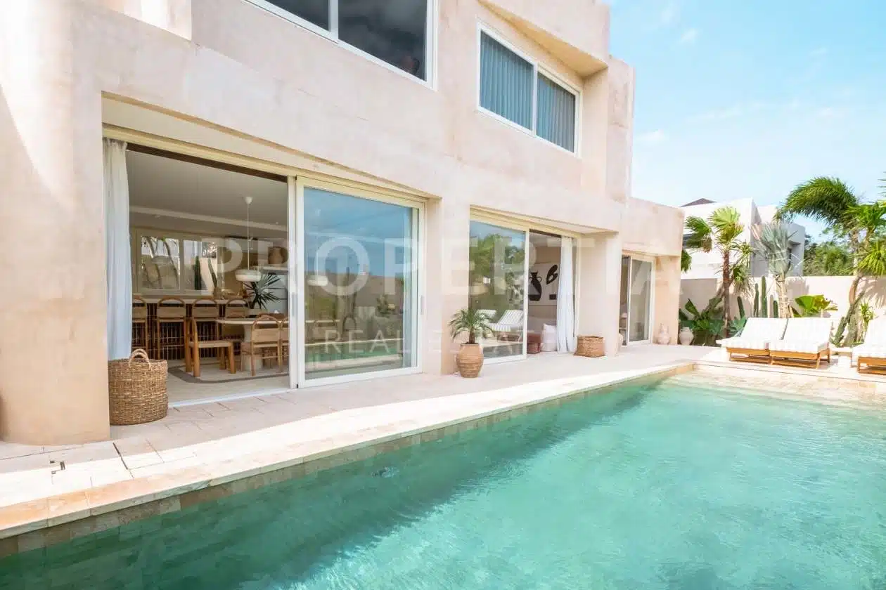 Contemporary 4-bedroom Villa Walking Distance to Balangan Beach