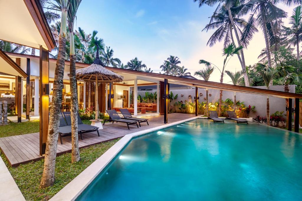 Panoramic Jungle Retreat: Luxurious 5-Bedroom Villa in Pejeng Kawan, Ubud