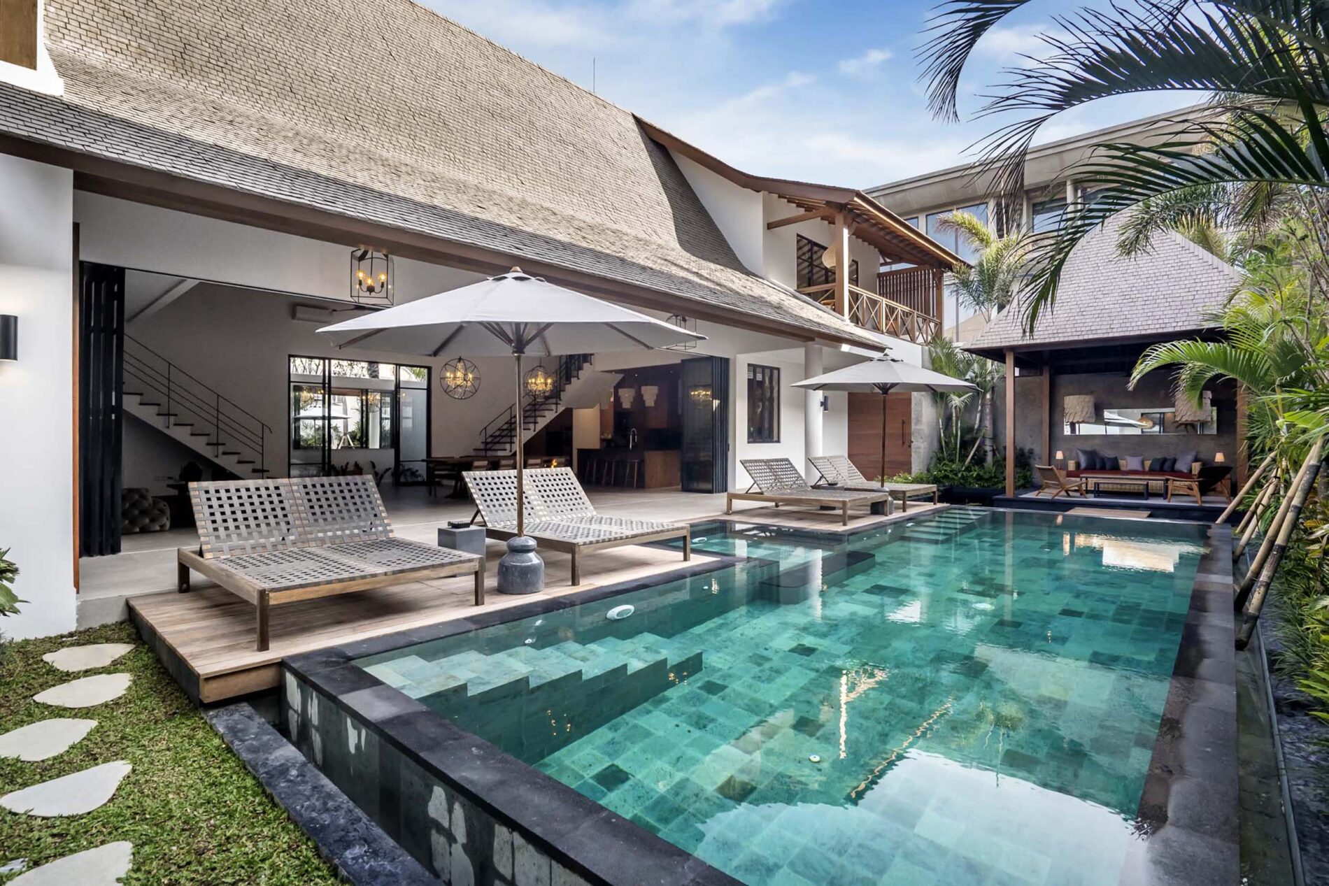 4 BEDROOM TROPICAL CONTEMPORARY VILLA NEAR PERERENAN BEACH – LEASEHOLD