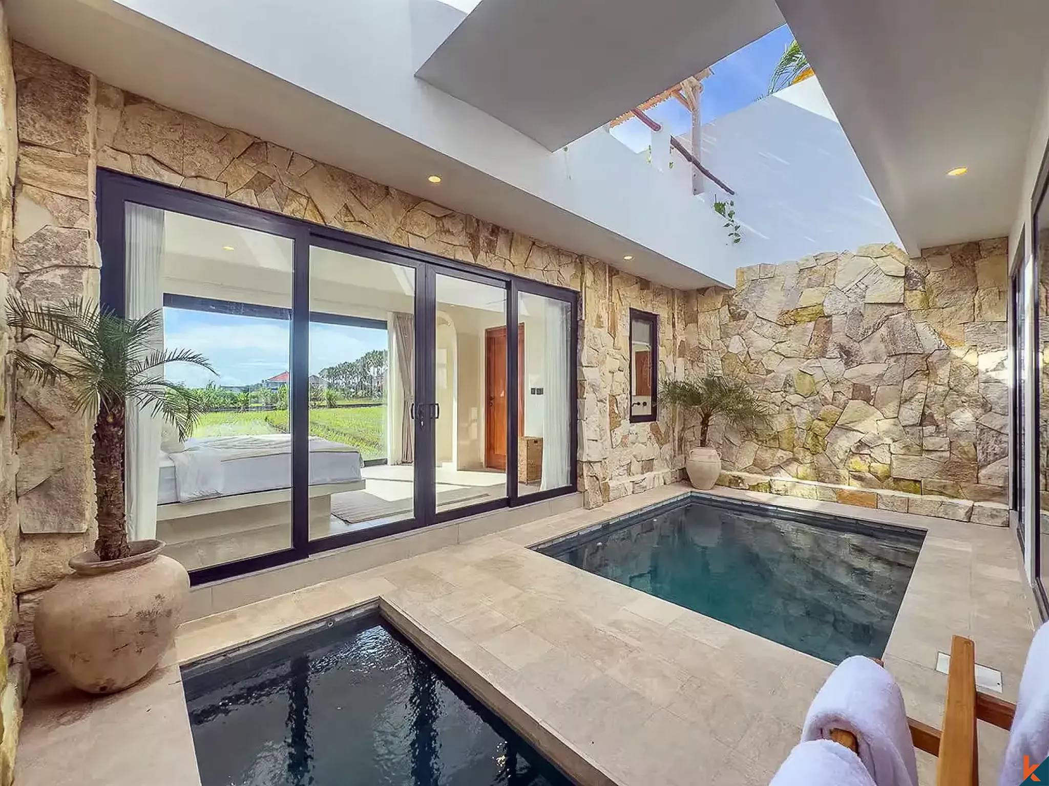 Charming 2-Bedroom Mediterranean Villa with Rooftop Views in Tumbak Bayuh